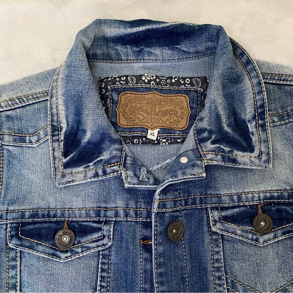 Wallflower Women’s Sleeveless Blue Denim Vest Size XL - Picture 3 of 7